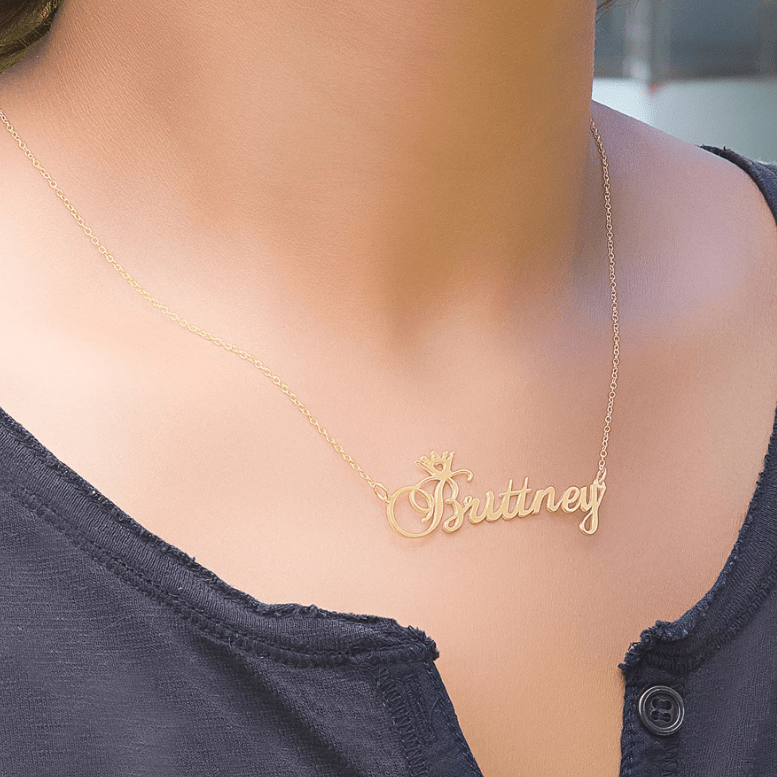 The Queen Name Necklace